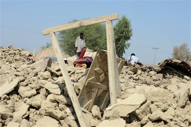 Death toll from earthquake in Pakistan rises to 327