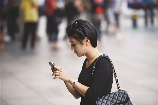 Facebook and Twitter too late for Chinas Internet