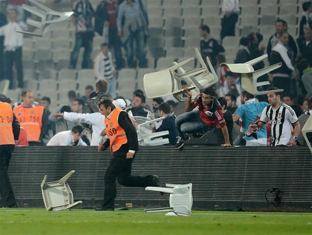 Beşiktaş handed four-game ban for pitch invasion in derby against Galatasaray