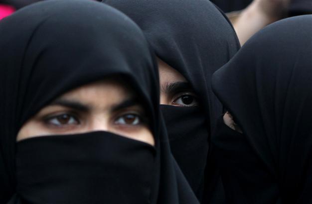 British college drops ban on Muslim veils