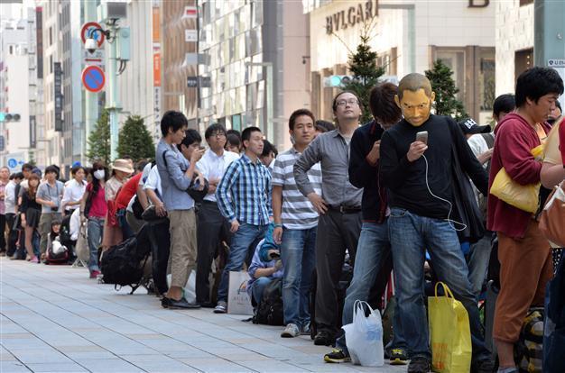 Apple buyers rue high price of new low cost iPhone