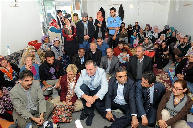 Main opposition CHP visits Van quake survivors in hunger strike