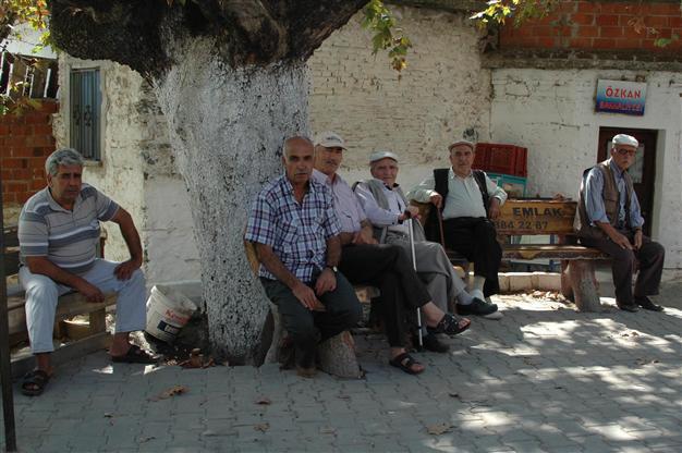 Village refuses to permit burial of famous actor Kurtiz in cemetery