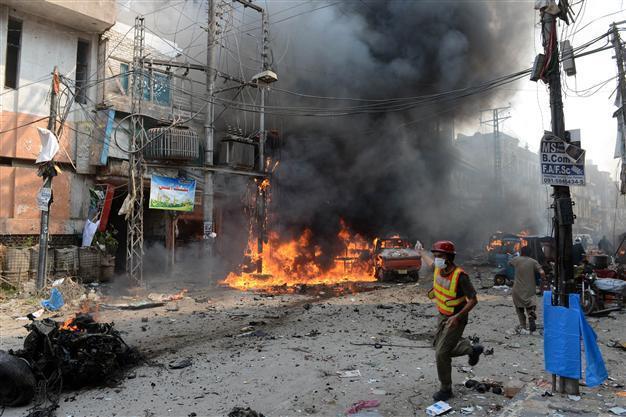 Bomb kills 33 in Pakistans Peshawar
