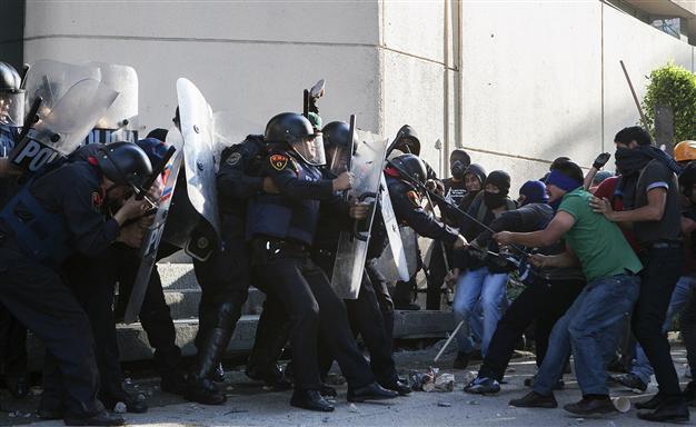 Protesters clash with police in Mexico City