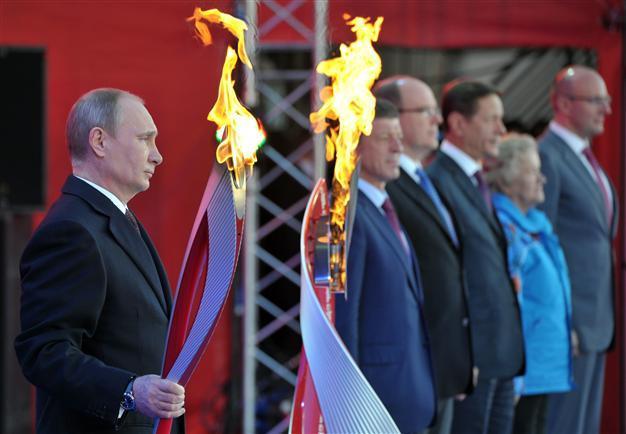 Putin receives flame for Russias Olympic Games