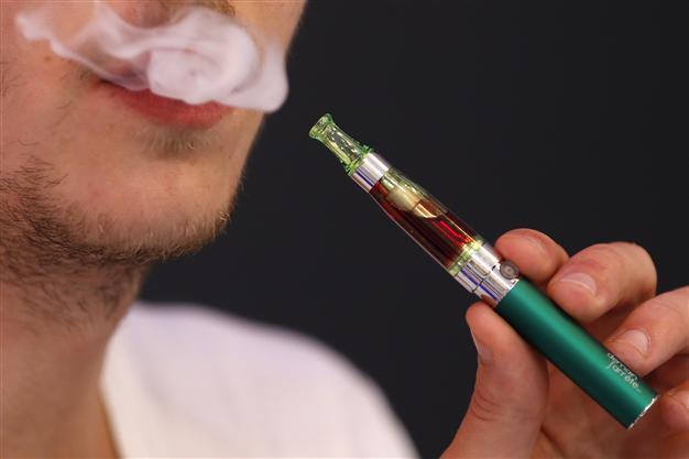 EU lawmakers adopt new anti-smoking bill, no curb on e-cigarettes