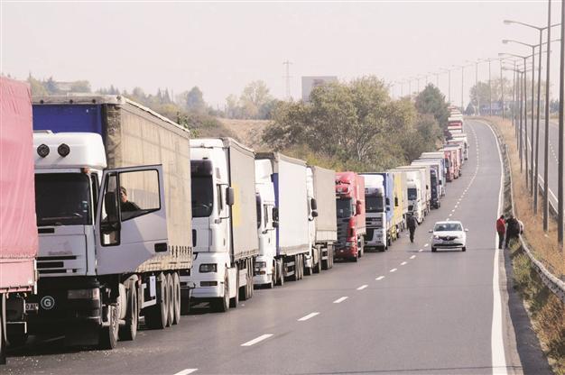 Bulgaria-Turkey border gates blocked by trucks