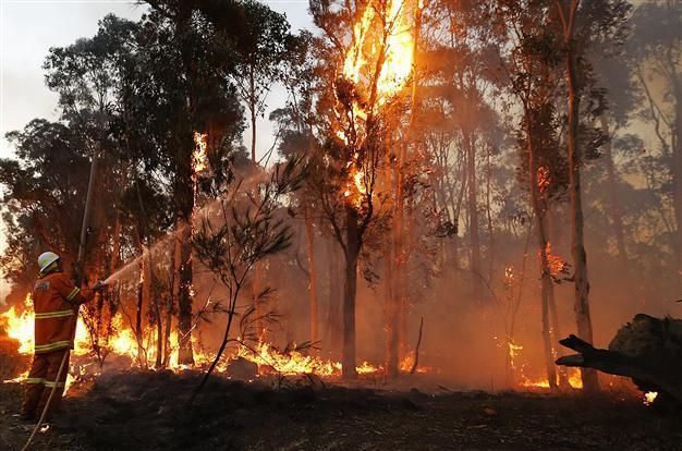 Winds, heat keep wildfire risk high in Australia