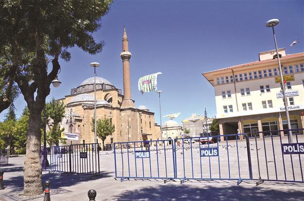 Police struggles to keep peddlers away in Turkeys Konya