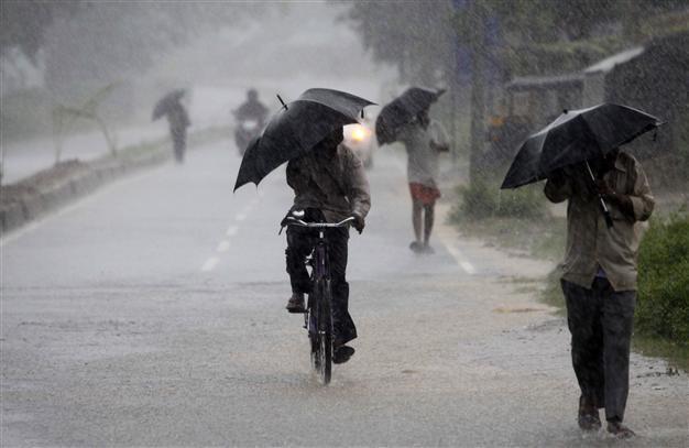Half a million evacuated as cyclone lashes India