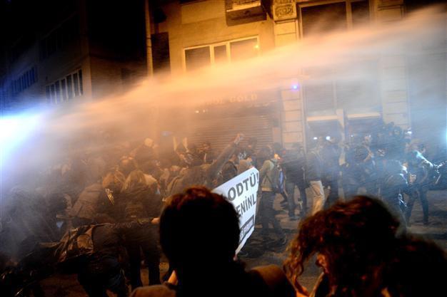 Istanbul police stage intervention against protesters supporting ODTÜ demos