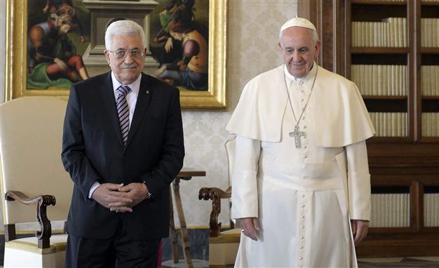 Palestinian president Abbas invites pope to Middle East