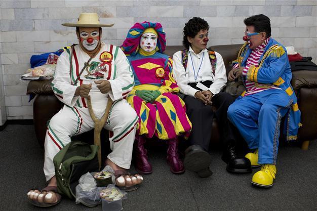 Mexico clowns distance selves from costumed killer