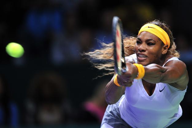 Serena sweeps into WTA Championships semi-finals