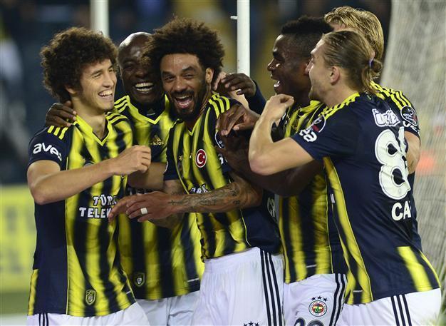 Fenerbahçe sweeps past Gaziantepspor with 3-1 victory to stay on top