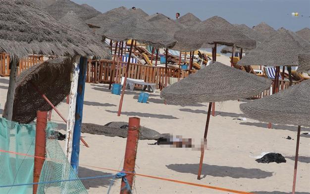 Suicide bomber hits Tunisia beach, nearby attack foiled