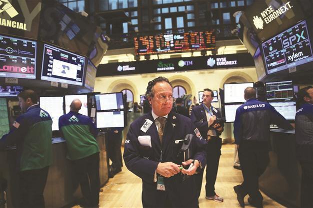 Fed maintains stimulus, says gov’t policy hits growth