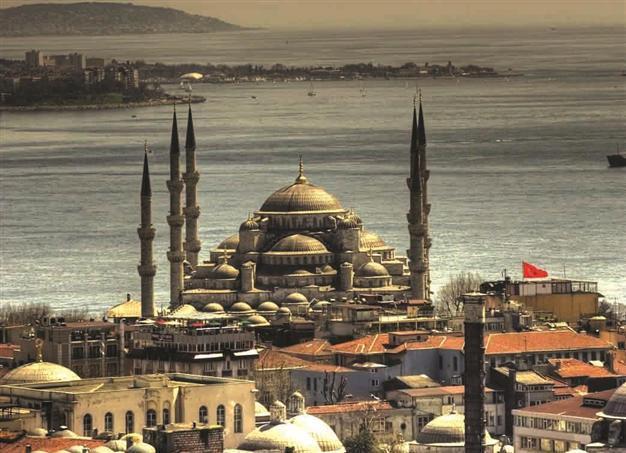 Blue Mosque minaret shifts for 5 centimeters