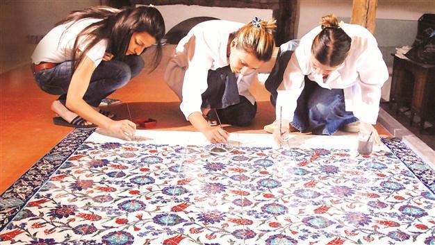 İznik tile artists briefly paint the town red