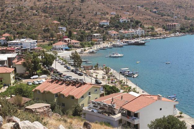 Resort town port in Turkey bans boats carrying over 12 passengers