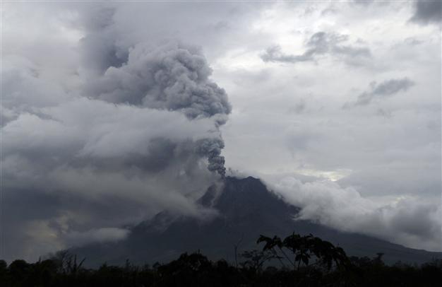 Hundreds evacuated as Indonesia volcano erupts