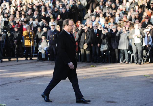 Frances Hollande booed at war dead commemorations in Paris