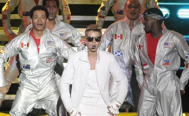 Justin Bieber breaks off Argentina concert due to food poisoning