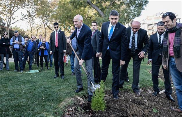 Papandreou visits Istanbuls Gezi Park, plants tree