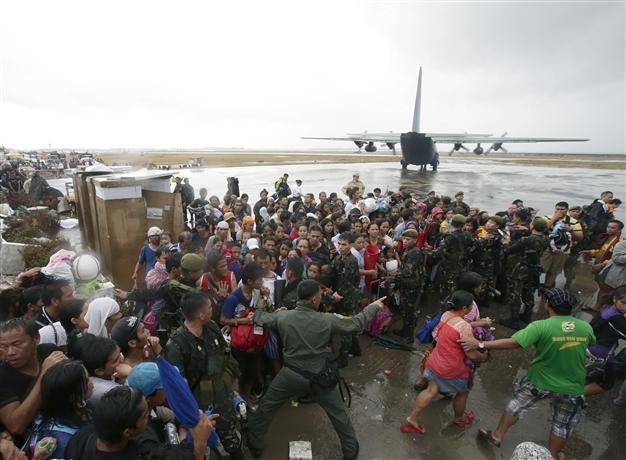 Desperate survivors seek to flee Philippines typhoon zone