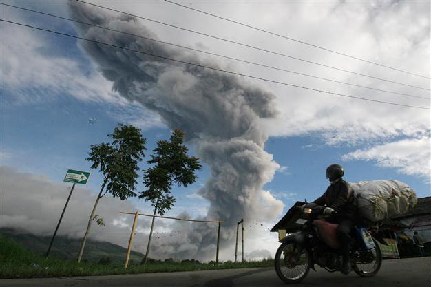 Thousands flee as Indonesia volcano erupts eight times