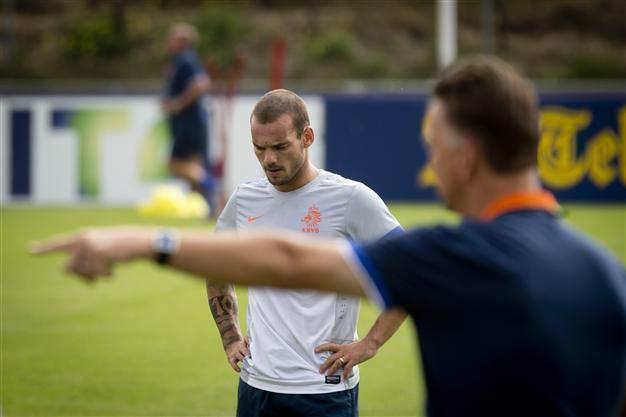 Galatasarays Sneijder to start for the Netherlands after late recall