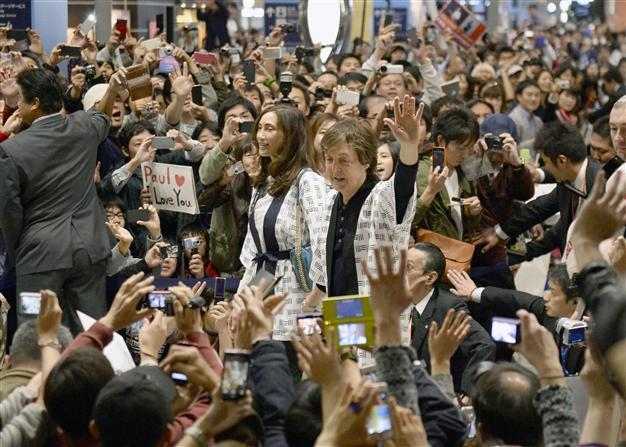 Paul McCartney urges Putin to help free Greenpeace activists