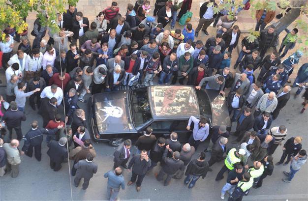 Police prevented from removing Atatürk picture from a car in Turkeys Denizli