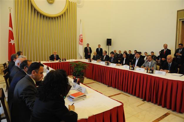Ruling AKP asks for the dissolution of the Charter panel