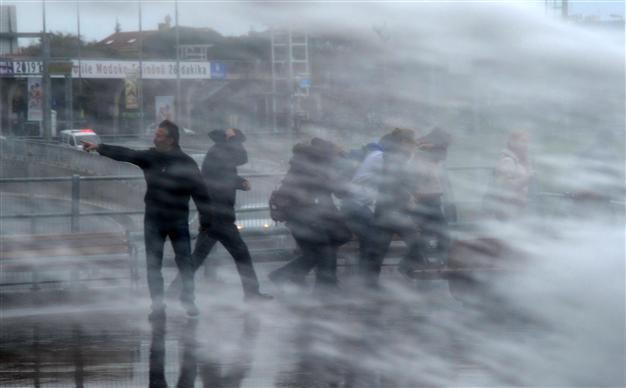 Police fire tear gas at protest for comatose 14-year-old Gezi victim