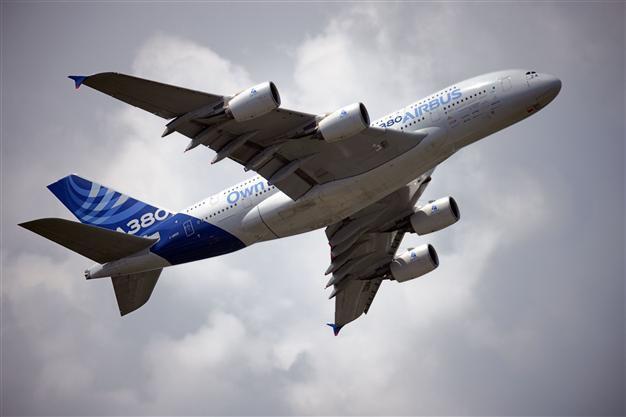 Gulf airlines splash out over $150 billion as Boeing launches new jet
