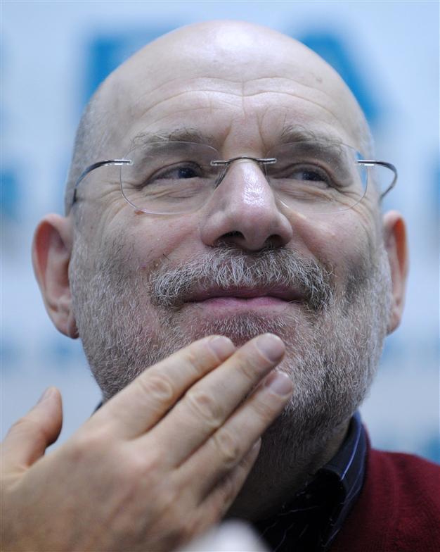 Russian writer Akunin snubs Putin over political prisoners