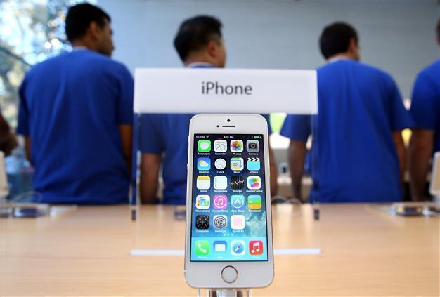 Apple sells 9 million 5s, 5c iPhones in first three days