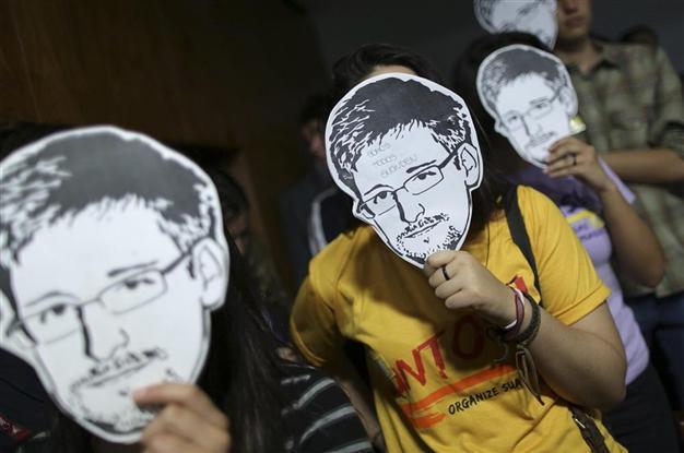 Lawyer says Snowden uses disguise in public
