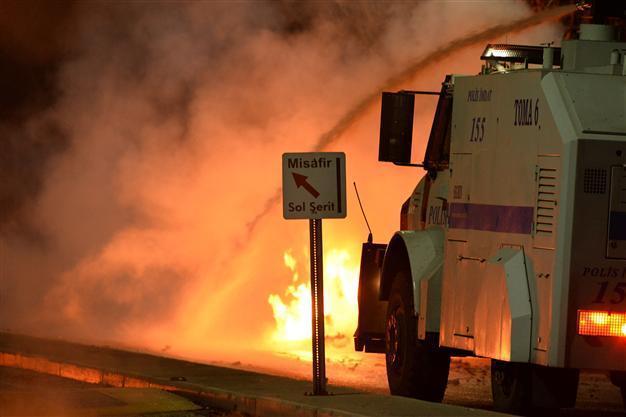 Police uses tear gas against ODTÜ protesters denouncing wall on Turkish-Syrian border