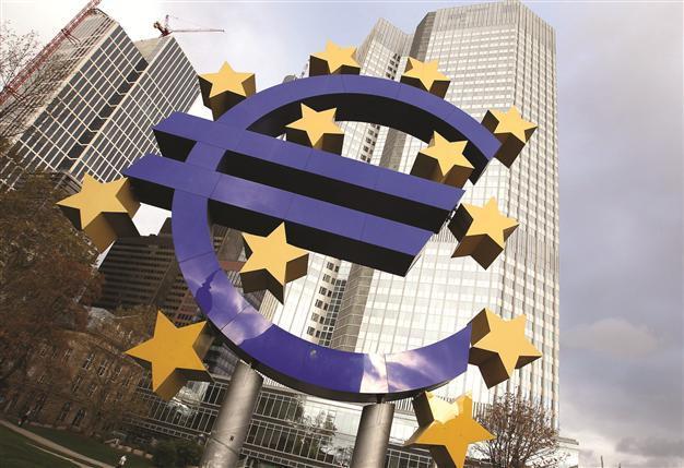 Eurozone loans shrink raises pressure on ECB