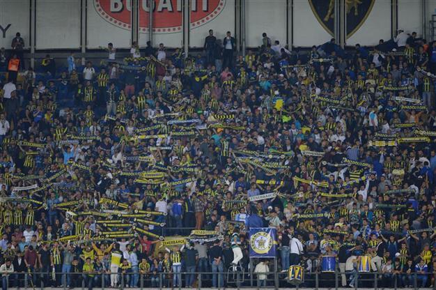 Fenerbahçe’s supporter group head detained together with two other fans