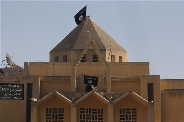 Syria jihadists advance toward Turkey border post: NGO