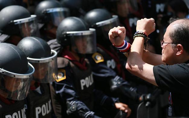 Thai protesters target army, ruling party headquarters