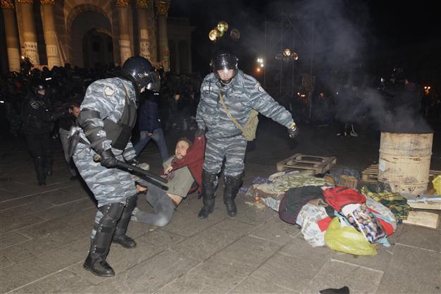 Truncheon-wielding police break up Ukraine pro-EU rally, injuring dozens of protesters