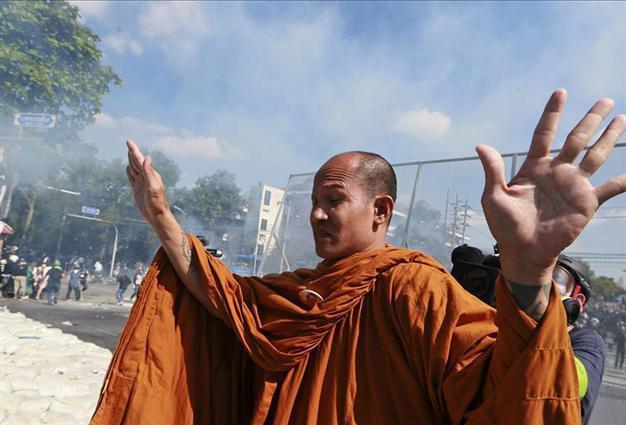 Thai protesters step up action, PM forced to leave building