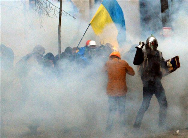 Clashes rage as 100,000 Ukrainians protest EU snub