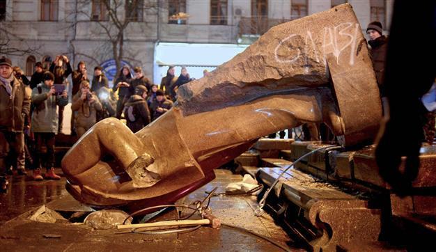 Protesters fell Lenin statue, tell Ukraines president youre next