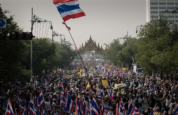 Thai PM calls snap election, protesters press on
